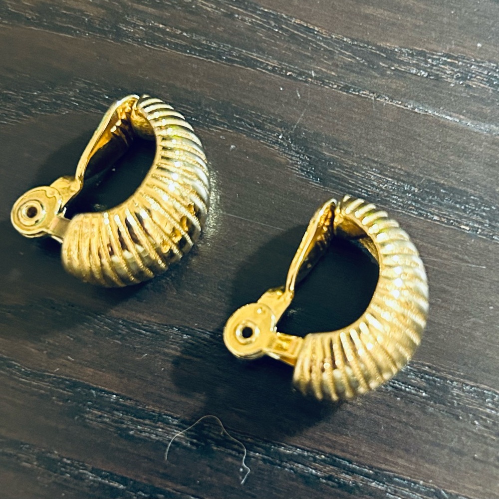 🐚💛Monet Vintage Gold Clip-On Earrings!💛